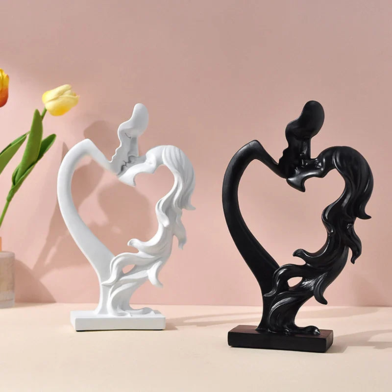 Escultura Nórdica em Resina de Casal se Beijando