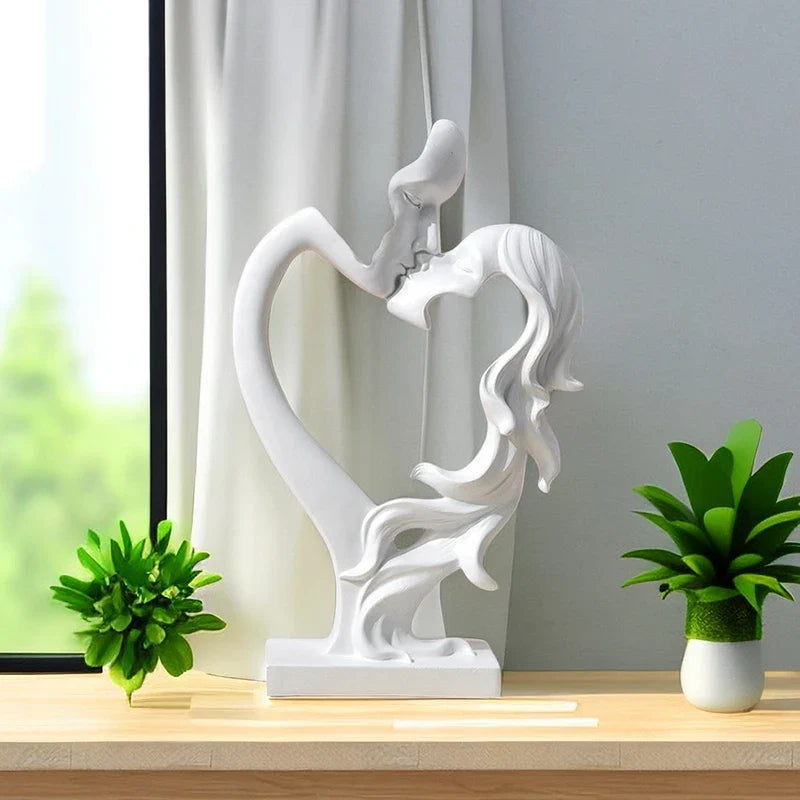 Escultura Nórdica em Resina de Casal se Beijando