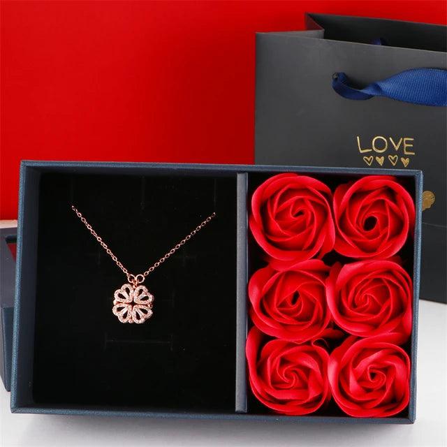 Colar Trevo do Amor Buzz®️ + Caixa com 6 Rosas - Envio Imediato